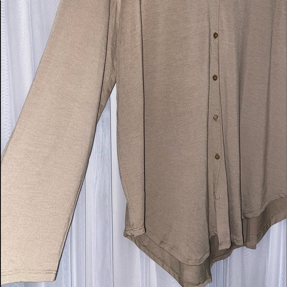 🆕Button up Blouse🆕 - Picture 4 of 12
